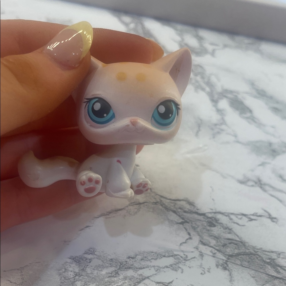 Littlest Pet Shop White and Cream Cat Toy